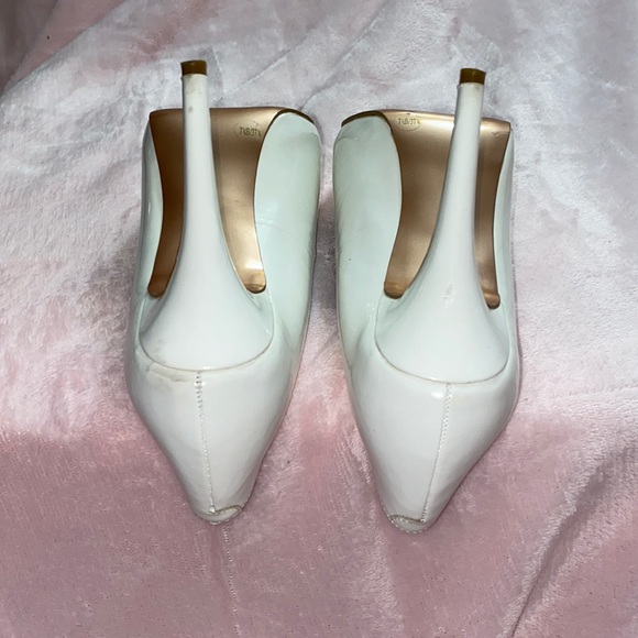 BCBGeneration WHITE PATENT PEEP TOE PUMPS - Picture 9 of 11